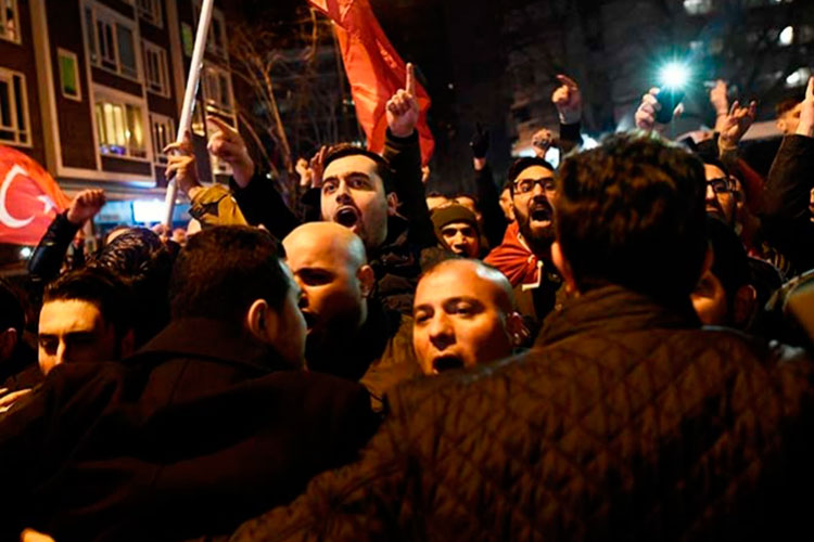 Turquía promete represalias contra Holanda