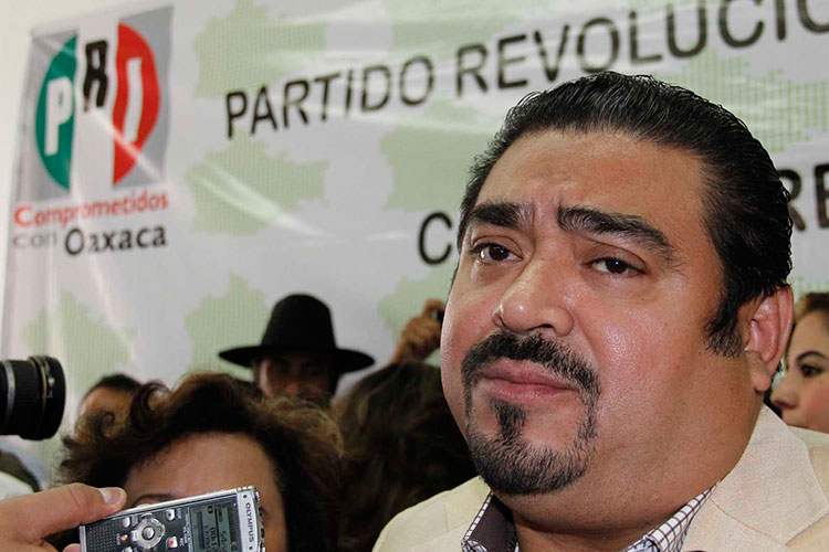 Oaxaca: renuncia el secretario de Gobierno; su hijo usó nave oficial