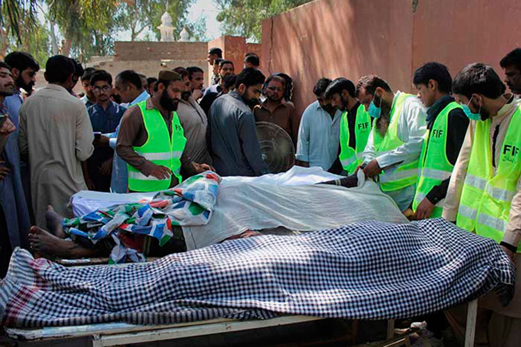 Curandero asesina a 20 personas en un templo en Pakistán
