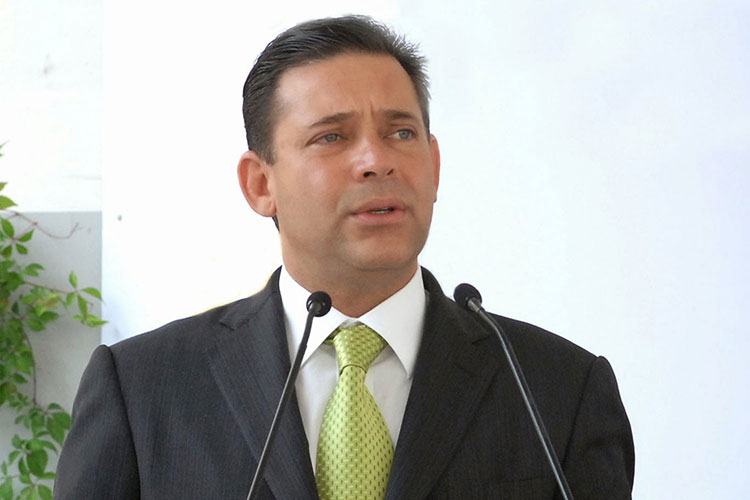 Se ampara Eugenio Hernández Flores