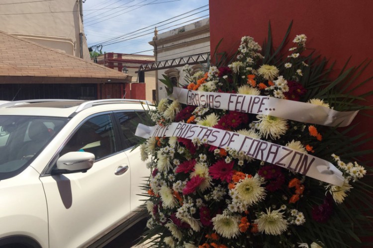 No soy un traidor y… Llegó la corona de flores
