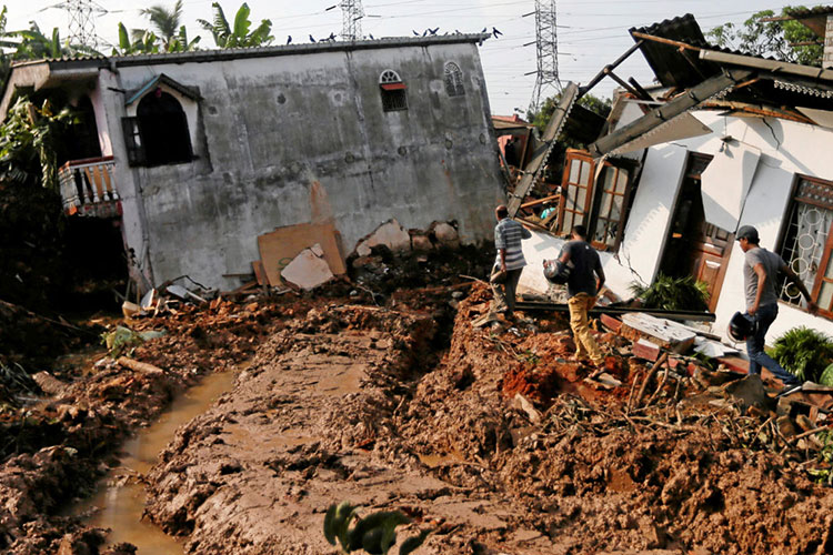 Montaña de basura mata a 19 personas en Sri Lanka