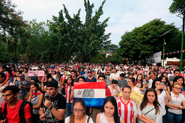 Plantón frente al Congreso en Paraguay