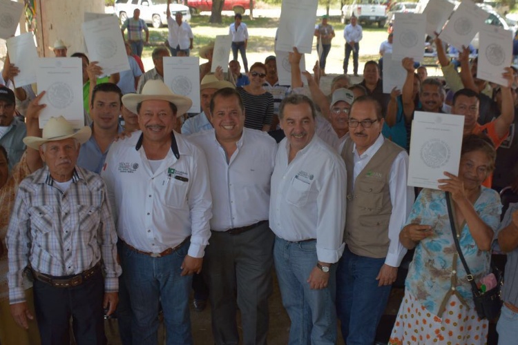 Entregan Almaraz títulos de propiedad en ejidos de Victoria