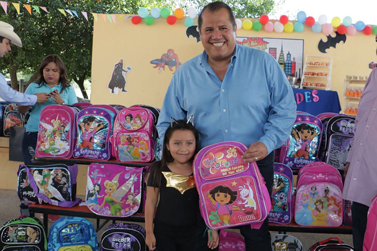 Entregará Almaraz mochilas para alumnos de la zona rural