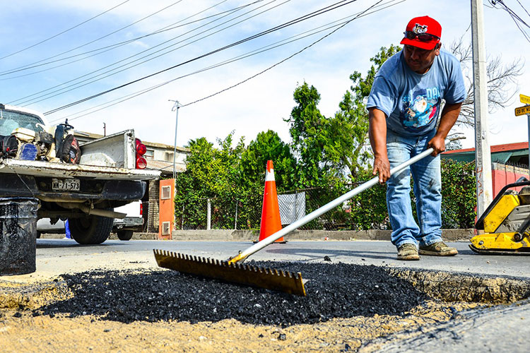 Reparan 8 mil 614 baches en 14 colonias de la ciudad