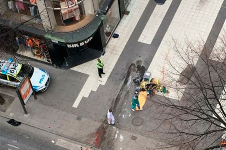Arrolla camión a multitud en Suecia; reportan varios muertos