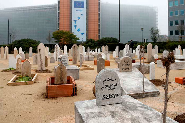 Instalan cementerio ante la UE en recuerdo de niños muertos en Siria