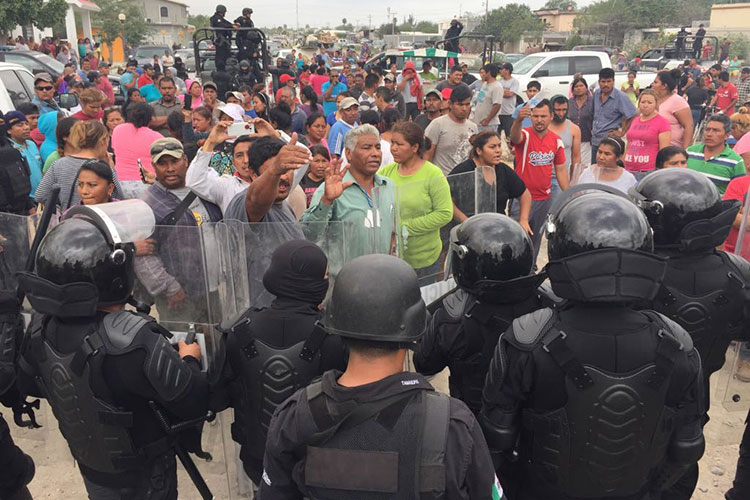Desalojo de invasores termina en zafarrancho; tres heridos