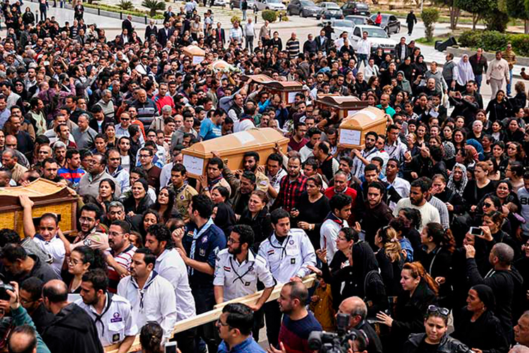 Egipto despide a víctimas de atentados