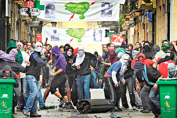 España y Francia exigen la disolución de ETA