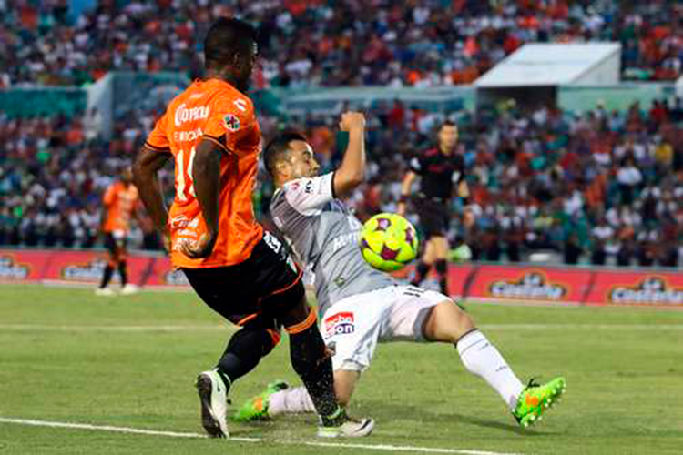 Jaguares desperdicia y atiza el fuego en lucha por el descenso