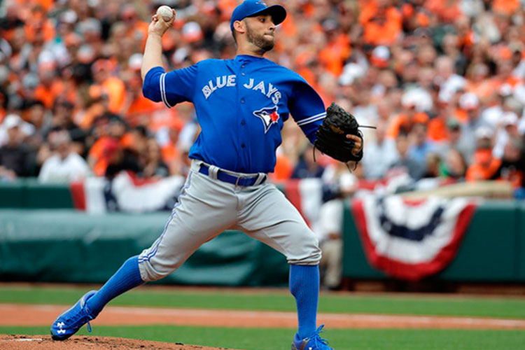 Marco Estrada se va sin decisión en revés de Toronto