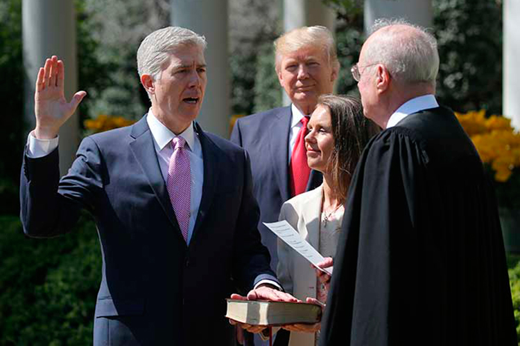 Neil Gorsuch jura como nuevo juez de la Corte Suprema de EU