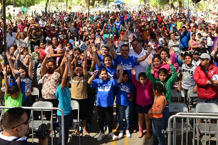 Disfrutan cientos de familias festival del día del niño y niña