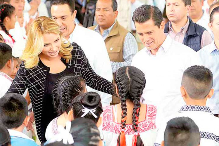 Peña regala a niños Reforma Educativa