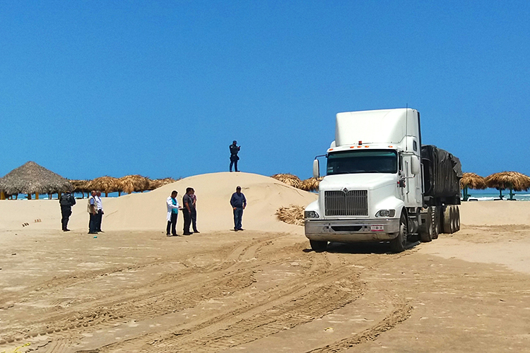 Policía obliga a empresa a regresar arena saqueada de playa Miramar