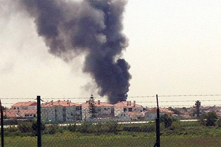 Avioneta se estrella en supermercado en Portugal; 5 muertos