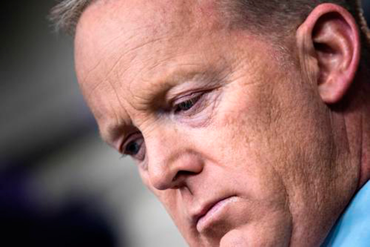 Hitler nunca utilizó armas químicas, según el vocero Spicer