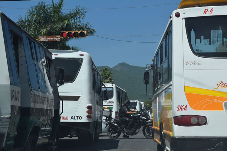 Protesta de transporte urbano genera caos en Victoria