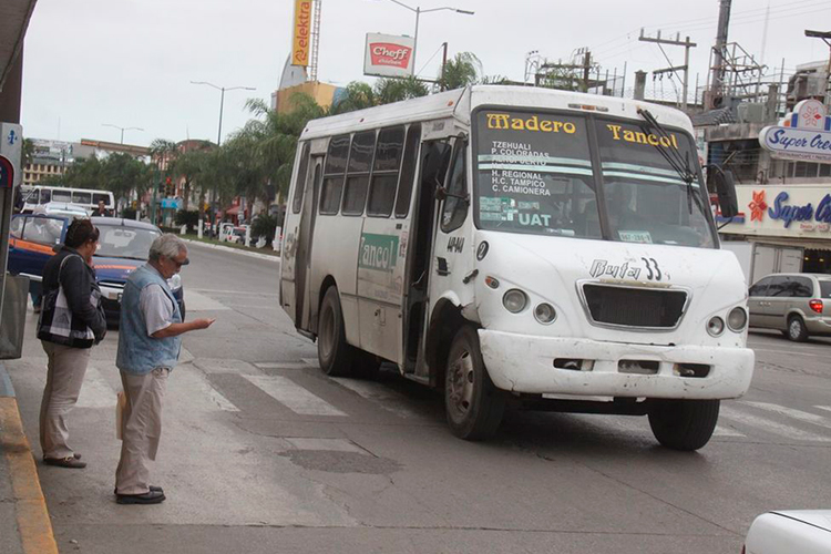 Transporte público recorta horario de labores en Madero