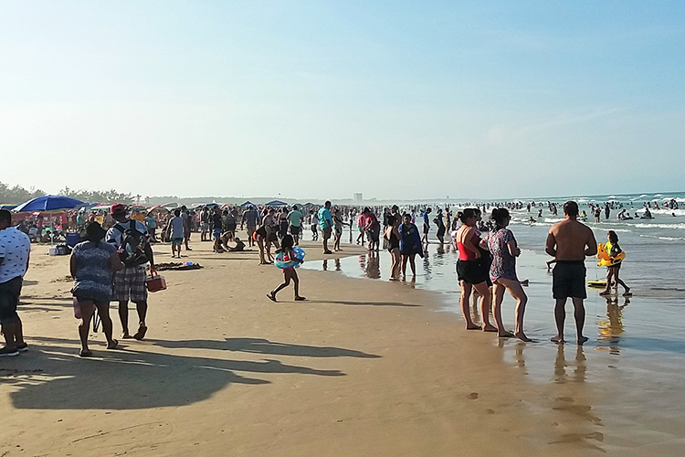 Autobús turístico abandona a regios en la playa Miramar