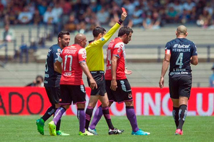 Pumas dice adiós a Verón por lo que resta del torneo