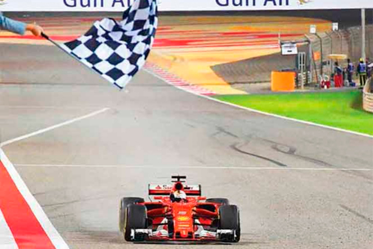 Vettel brilla en el desierto; a los pies de Ferrari