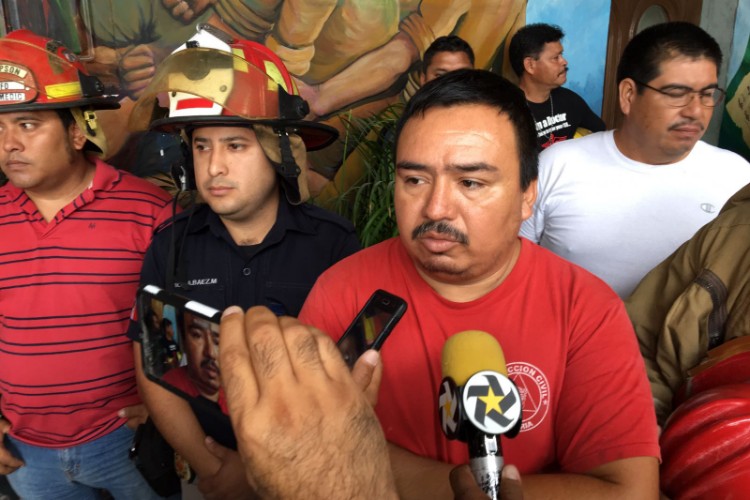 Piden aumentar sueldo a 20 bomberos de Victoria