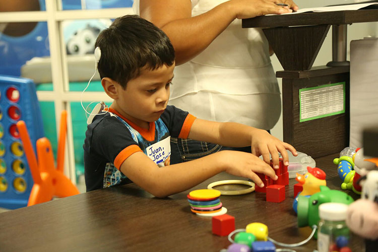 Lilia y Juan José Acuden a Campaña Nacional de Implantes Cocleares