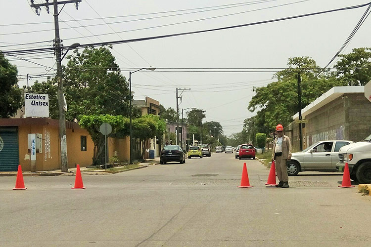 Comapa ‘bloquea’ entradas en calle de la colonia Laguna de la Puerta