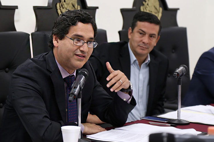 Otra renuncia en el PRI