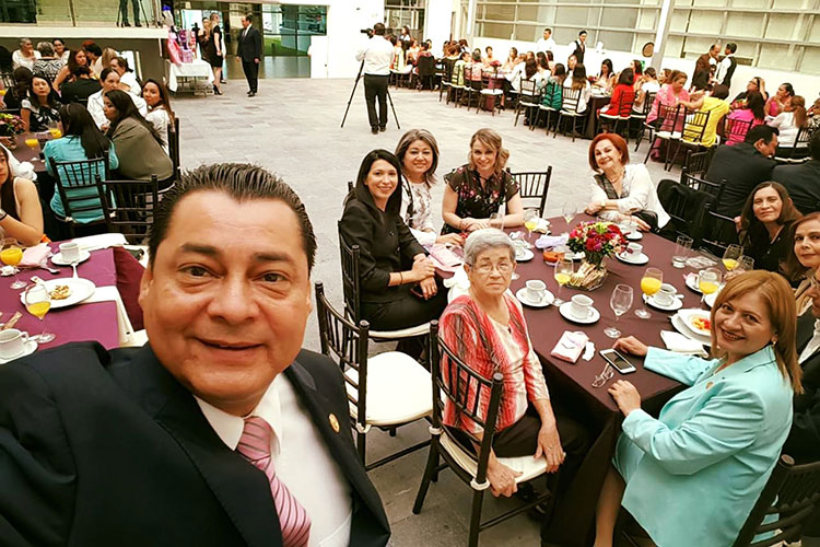 Un festejo con selfie y con “madres”