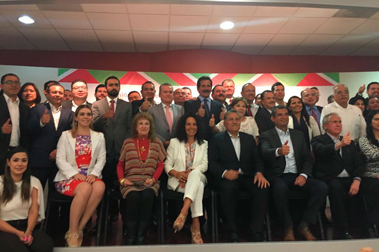Forma ‘Cuadros’ CNOP para asistir a XXII Asamblea Nacional del PRI