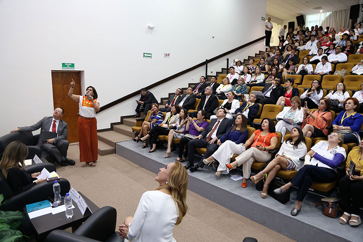 Mujeres van por más espacio en política