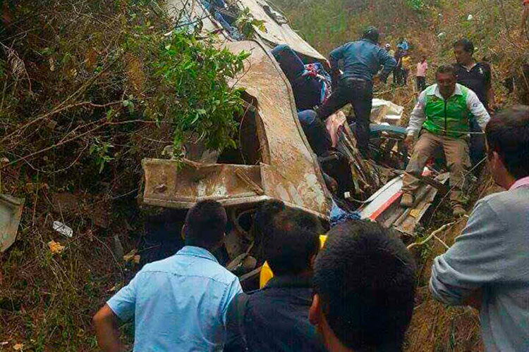 Volcadura de camión deja 17 muertos y 31 heridos en Chiapas