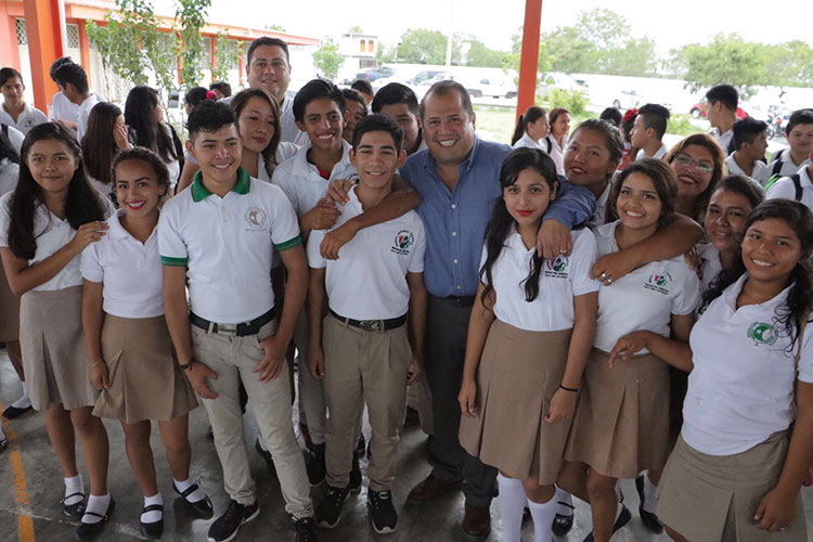 Una biblioteca y pavimentación con concreto para la Prepa 3