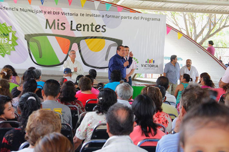 Entrega Ayuntamiento en Victoria lentes con graduación