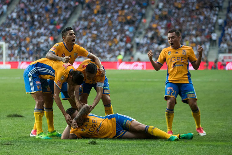 Gignac le festeja a Rayados al estilo Cuau y De Nigris