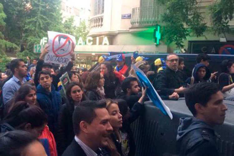 Antichavistas cercan a embajador en Madrid