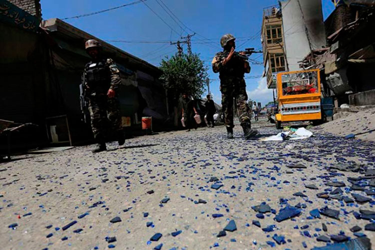 Asalto talibán deja al menos 20 policías muertos en Afganistán