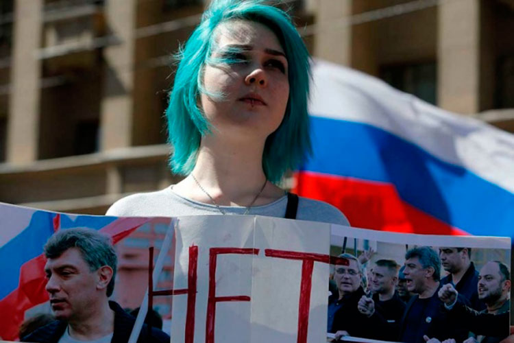 Asesinan afuera de su casa a periodista crítico del Kremlin