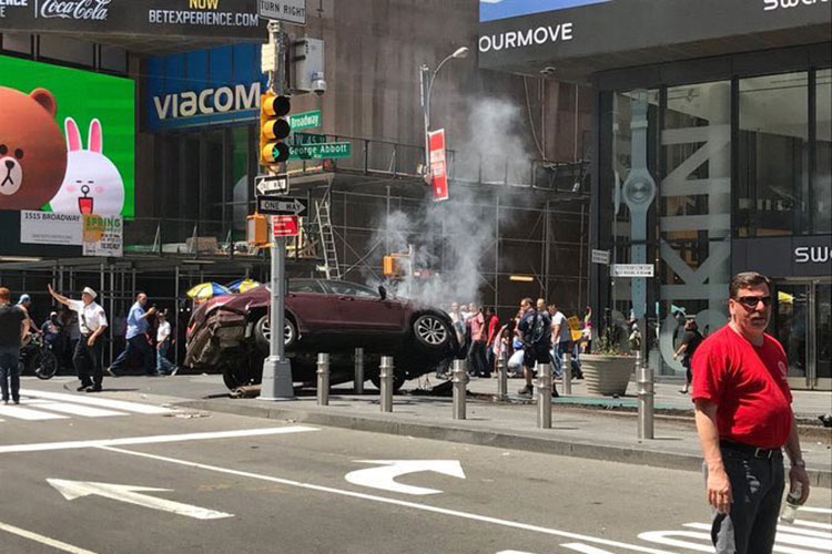 Auto atropella a grupo de personas en Times Square, NY
