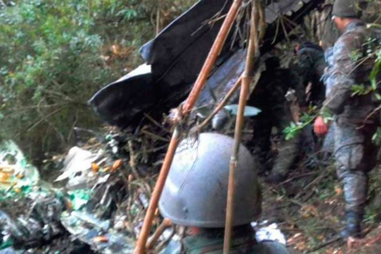 Avioneta militar se estrella en Colombia; 8 muertos