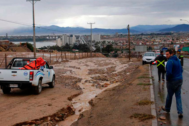 Reportan 120 damnificados tras sistema frontal en Chile