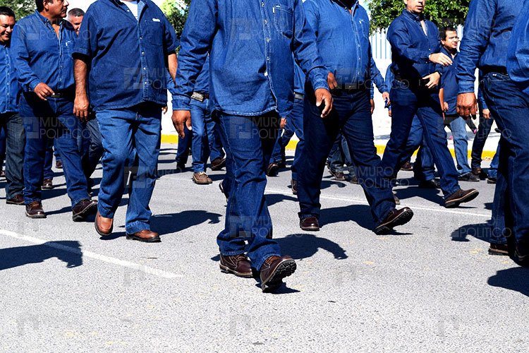 Desfilan trabajadores de gobierno y callan reclamos