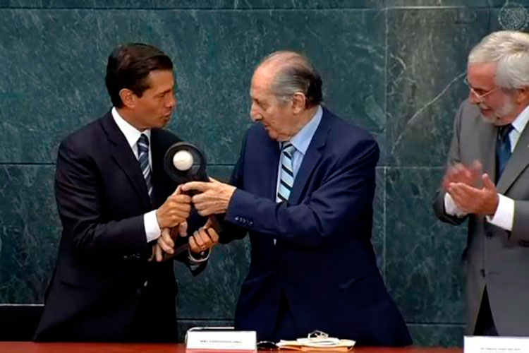 Recibe Eduardo Lizalde el premio Carlos Fuentes
