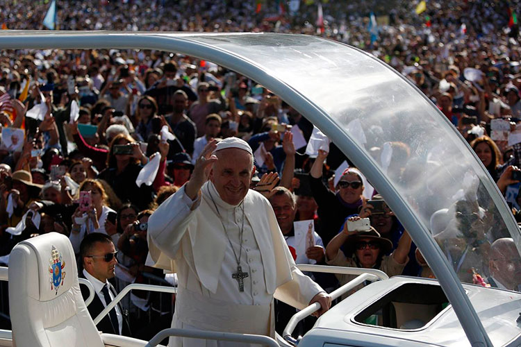 Papa Francisco recorre las calles de Fátima