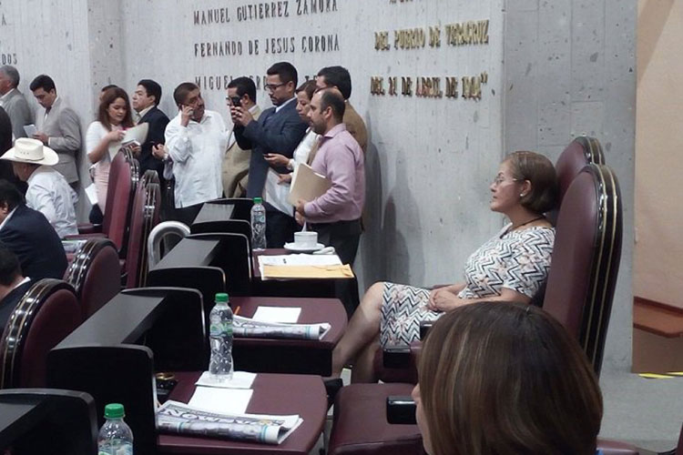 Eva Cadena se presenta en sesión ordinaria del Congreso de Veracruz