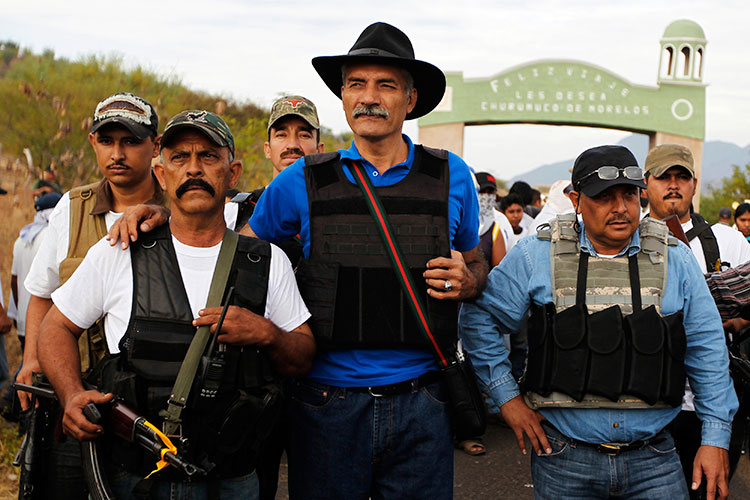 Autorizan a Mireles seguir con su juicio en libertad